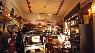 L'interno storico dell'osteria con la macchina del caffè d'epoca