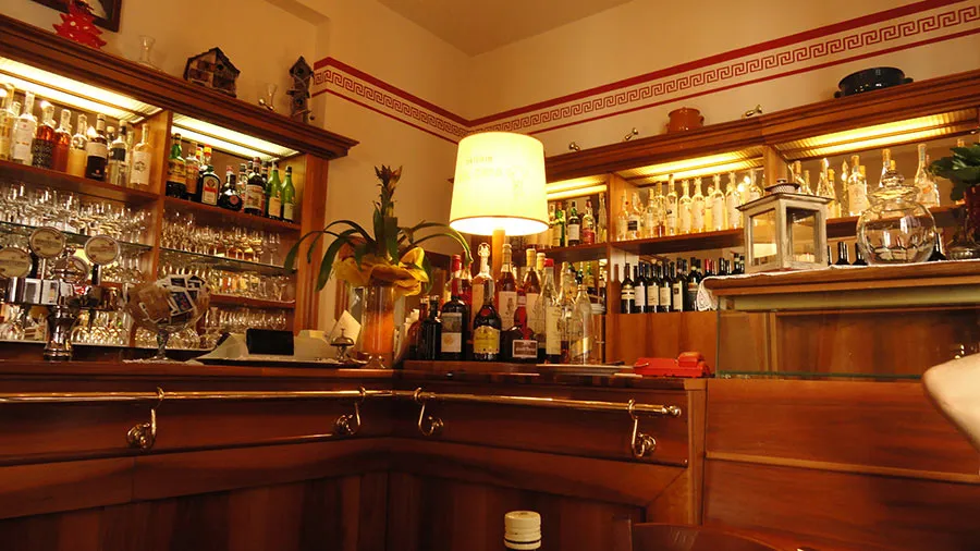 Il banco dell'osteria con il fregio a greca rossa